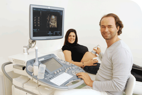 Dr. Johannes Seidel beim 3D Ultraschall